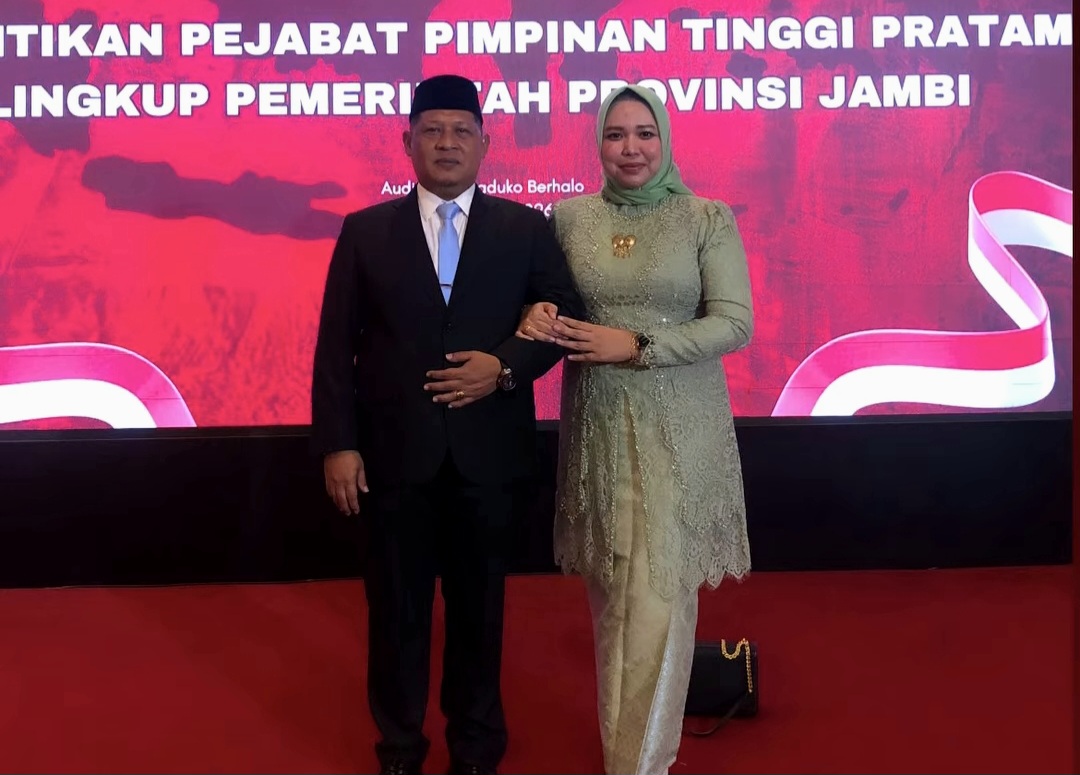 Kepala Dinas Pendidikan Provinsi Jambi, M Umar bersama istri