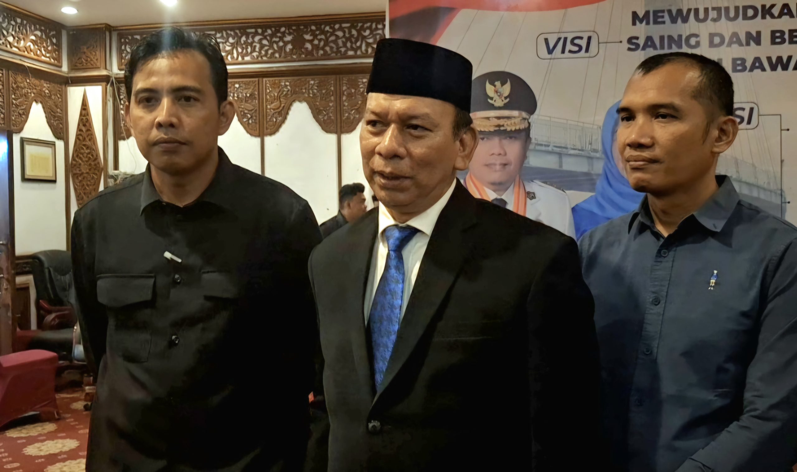 Direktur RSUD Raden Mattaher Jambi, drg. Iwan Hendrawan bersama Wadirum Mustarhadi (kanan) dan Wadiryan Anton (kiri)