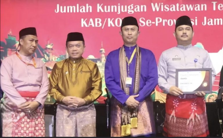 Gubernur Jambi Al Haris bersama Kadisbudapar Provinsi Jambi, Imron Rosyadi (kiri)