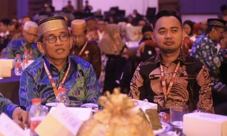Zulkifli Linus (kanan) bersama Almarhum H A Bakrie (kiri)