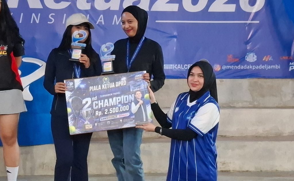 Anita Yasmin menyerahkan hadiah turnamen Padel Piala Ketua DPRD Provinsi Jambi
