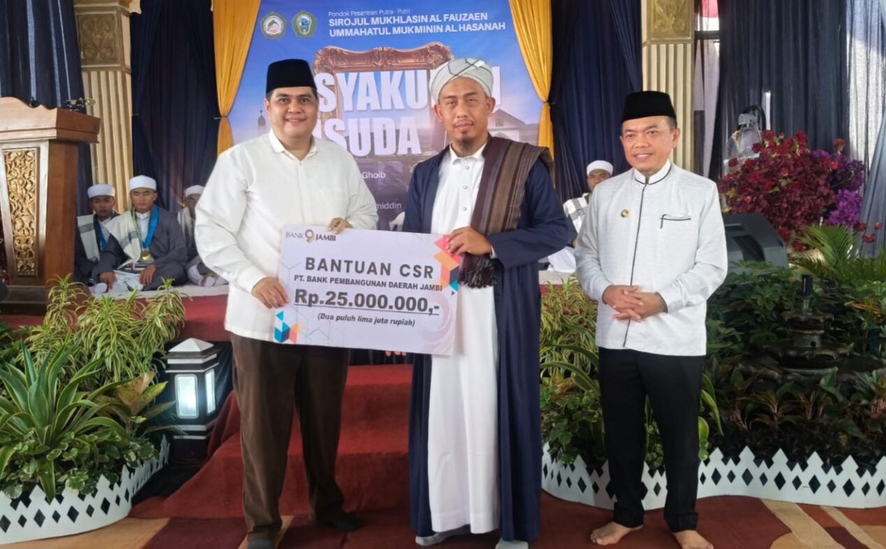 Direktur Operasional Bank Jambi serahkan bantuan CSR kepada Pondok Pesantren Sirojul Mukhlasin Al Fauzean