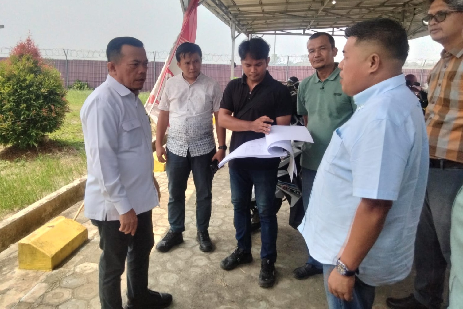 Gubernur Jambi, Al Haris bersama Kadis PUTR Provinsi Jambi Muzakir tinjau pembangunan VIP Room Bandara Muaro Bungo