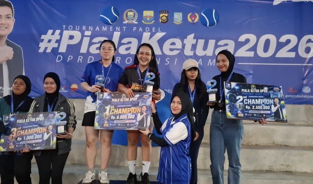 Anggota DPRD Kabupaten Batang Hari, Anita Yasmin menyerahkan hadiah kepada pemenang