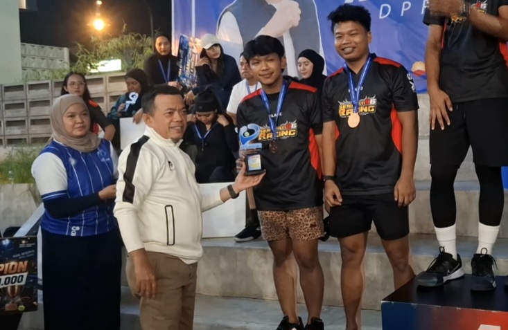 Gubernur Jambi Al Haris serahkan piala kepada para pemenang Piala Ketua DPRD Provinsi Jambi