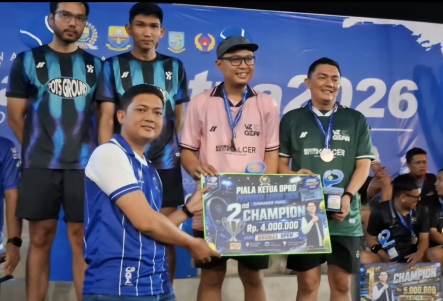Penyerahan hadiah turnamen Padel Piala Ketua DPRD Provinsi Jambi, M Hafiz Fattah