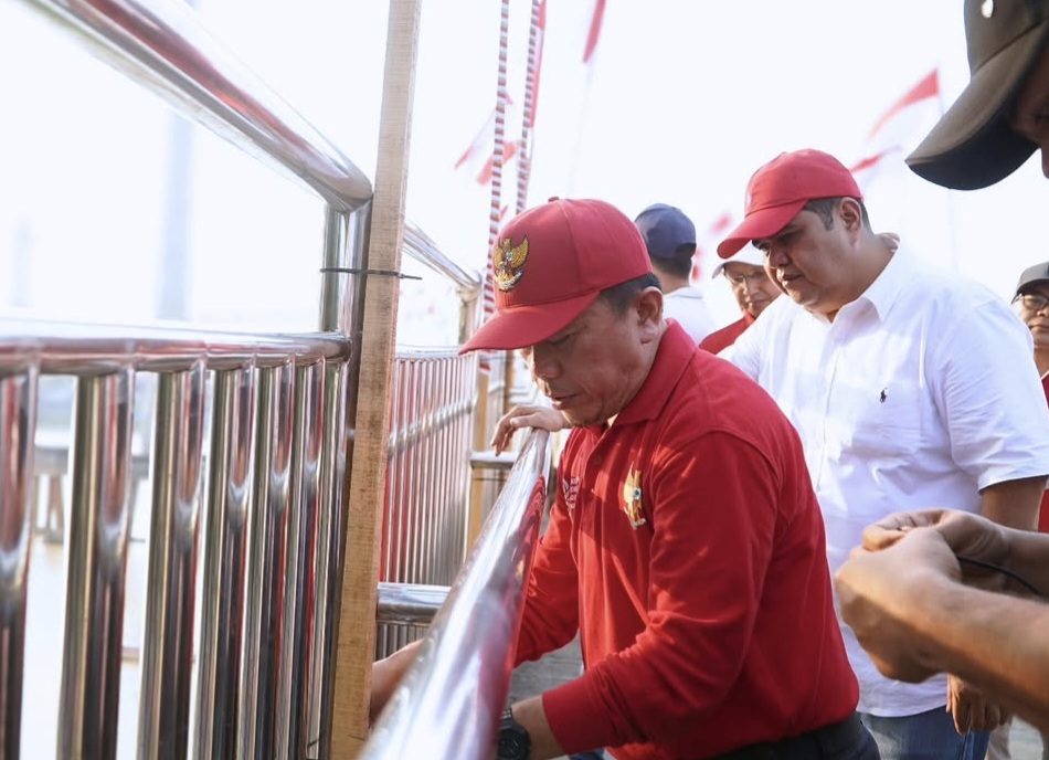 Gubernur Jambi Al Haris bersama Direktur Operasional Bank Jambi Zulfikar pasang 1.000 bendera di Jembatan Gentala Arasy