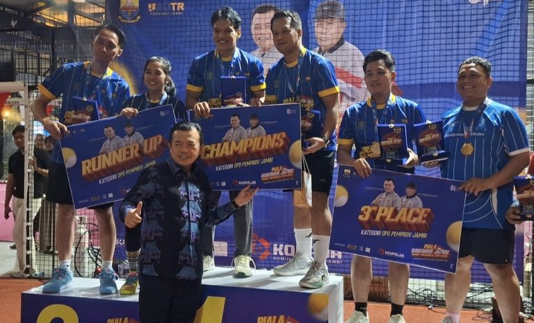 Gubernur Jambi Al Haris serahkan penghargaan kepada Dinas PUTR Provinsi Jambi sebagai juara Padel Cup 2026 kategori OPD