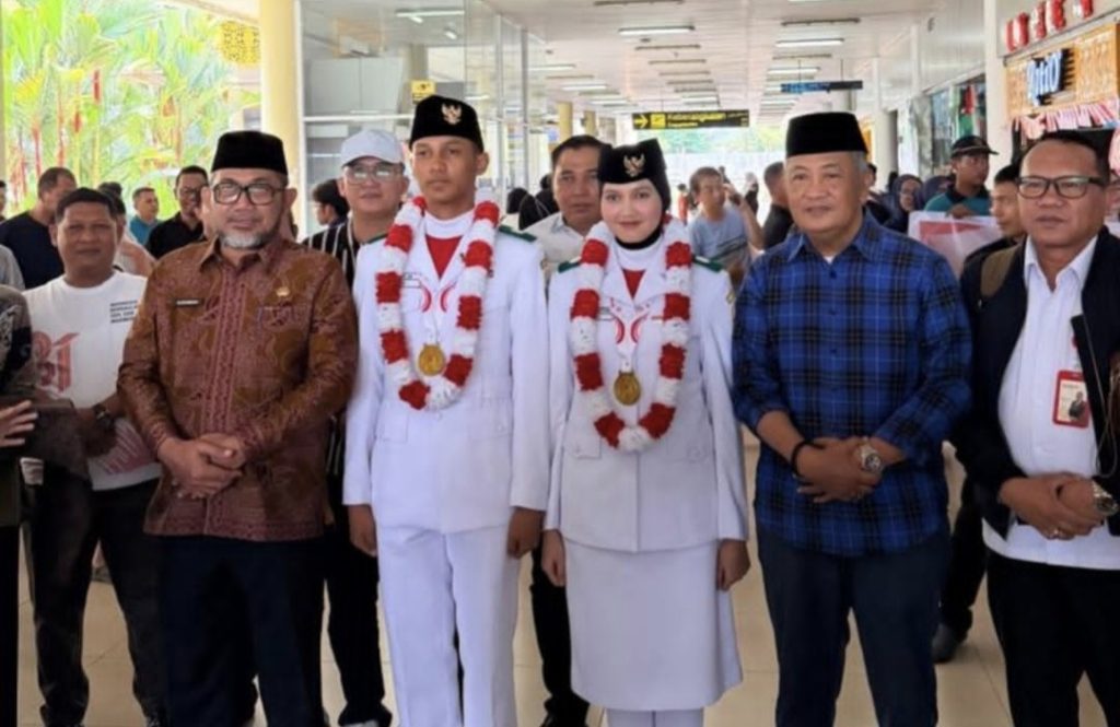 Sekda Provinsi Jambi, Sudirman sambut paskibraka nasional 2026 di Bandara Sultan Thaha Saifuddin Jambi