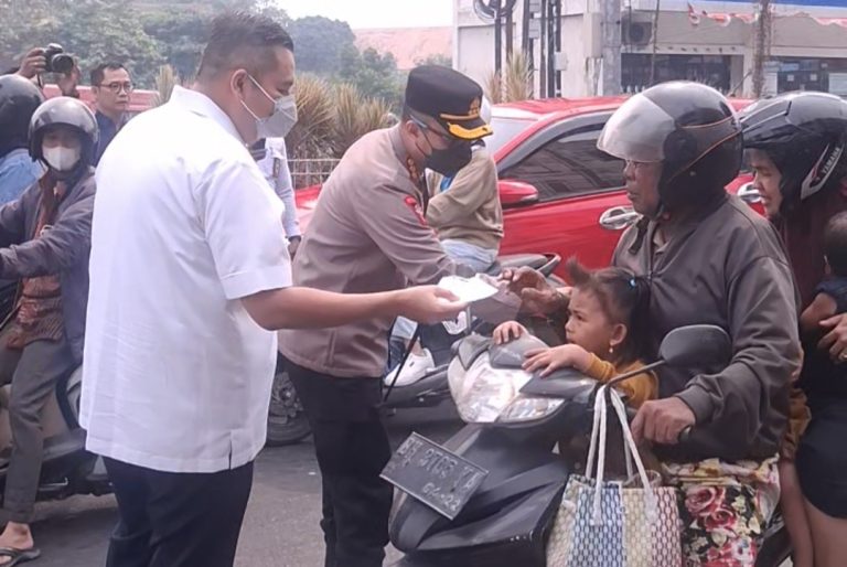 Ketua DPRD Kota Jambi, Kemas Faried Alfarelly bagikan masker