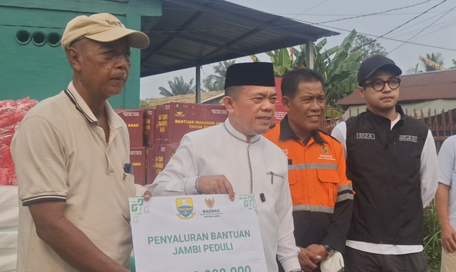 Gubernur Jambi Al Haris tinjau korban kebakaran di Cempaka Putih