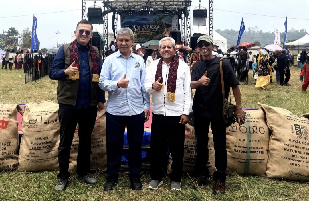 Kadis Kominfo Provinsi Jambi, Drs Ariansyah M.E (kiri) membuka Festival Pesta Rakyat Petani Kopi Kerinci 2026