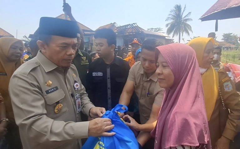Gubernur Jambi Al Haris serahkan bantuan langsung untuk korban kebakaran di Kelurahan Tanjung Raden, Kota Jambi