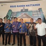 Direktur RSUD Raden Mattaher Jambi, drg. Iwan Hendrawan, M.ARS, bersama Wakil Direktur Pelayanan dr. Anton Trihartanto, Wakil Direktur Umum dan Keuangan, Dr. Mustarhadi, Kuasa Hukum dan Kasubag Umum Jhoni RSUD Raden Mattaher Jambi
