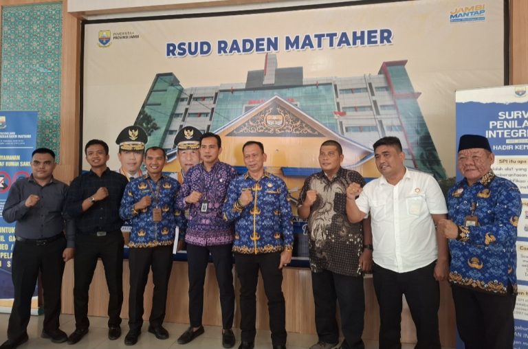 Direktur RSUD Raden Mattaher Jambi, drg. Iwan Hendrawan, M.ARS, bersama Wakil Direktur Pelayanan dr. Anton Trihartanto, Wakil Direktur Umum dan Keuangan, Dr. Mustarhadi, Kuasa Hukum dan Kasubag Umum Jhoni RSUD Raden Mattaher Jambi