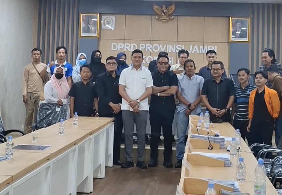 Ketua DPRD Provinsi Jambi, M Hafiz Fattah bersama masyarakat