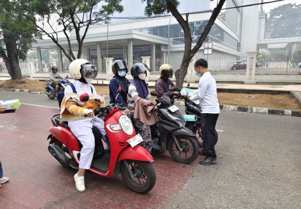 Dinas Kesehatan Provinsi Jambi bagi-bagi masker