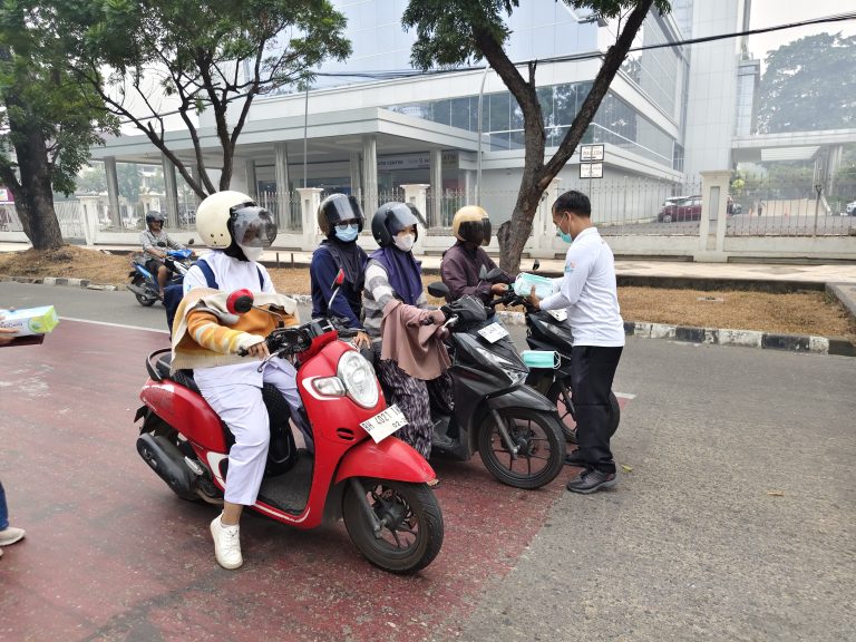 Dinas Kesehatan Provinsi Jambi bagi-bagi masker
