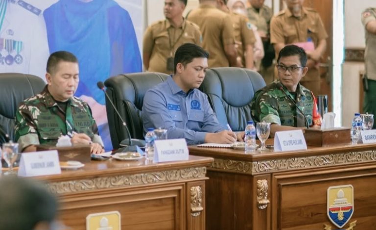 Ketua DPRD Provinsi Jambi Hafiz Fattah bersama Pangdam XX/Tuanku Imam Bonjol, dan Danrem 042/Garuda Putih