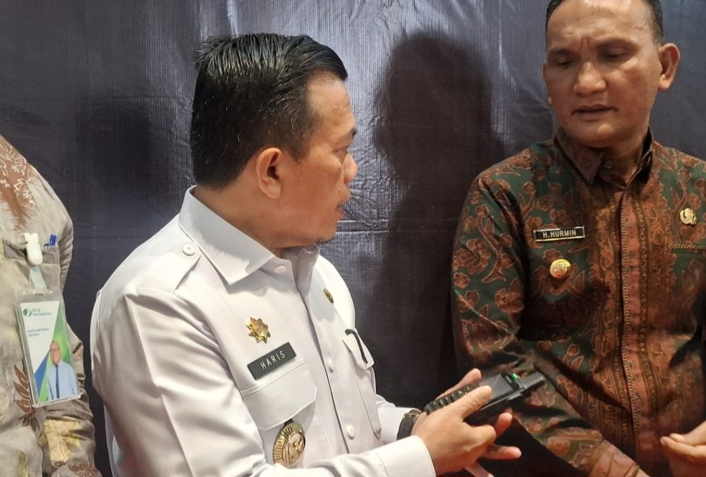 Gubernur Jambi Al Haris pantau karhutla lewat ht di sela kegiatan lain