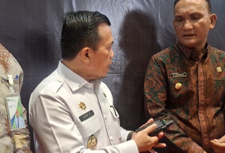 Gubernur Jambi Al Haris pantau karhutla lewat ht di sela kegiatan lain
