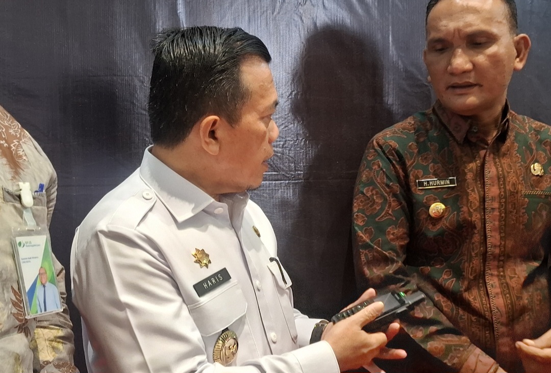 Gubernur Jambi Al Haris pantau karhutla lewat ht di sela kegiatan lain