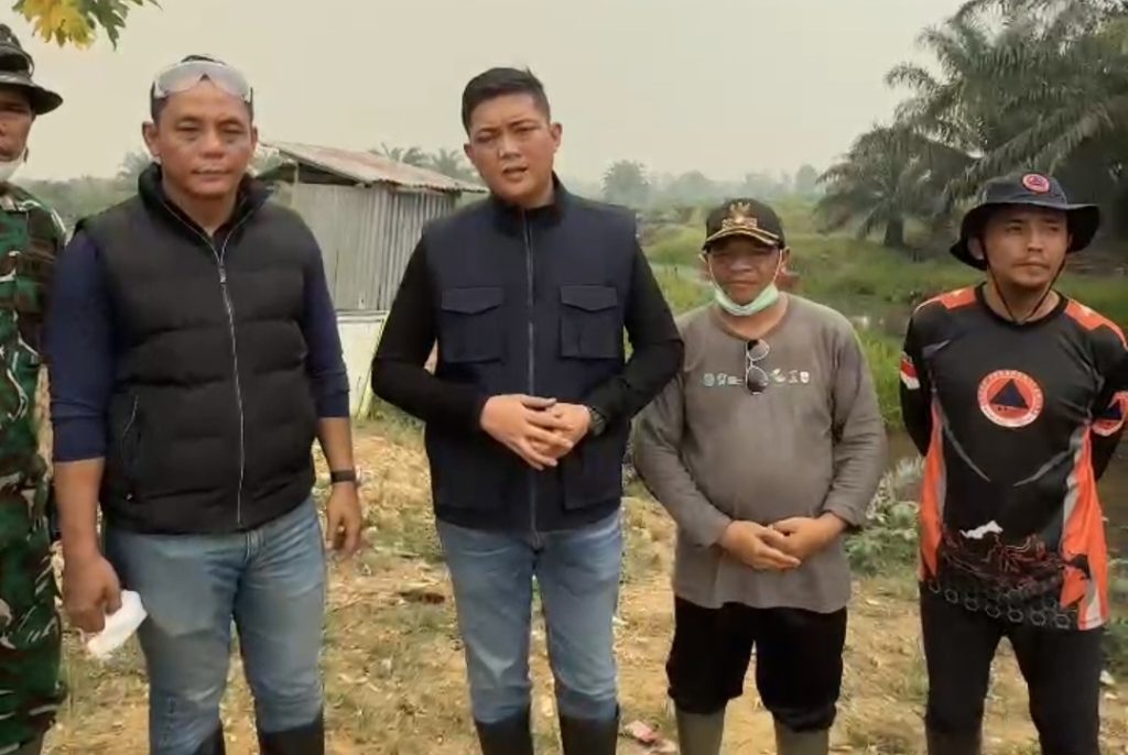 Ketua DPRD Provinsi Jambi, M Hafiz Fattah turun langsung meninjau karhutla di Kabupaten Muaro Jambi