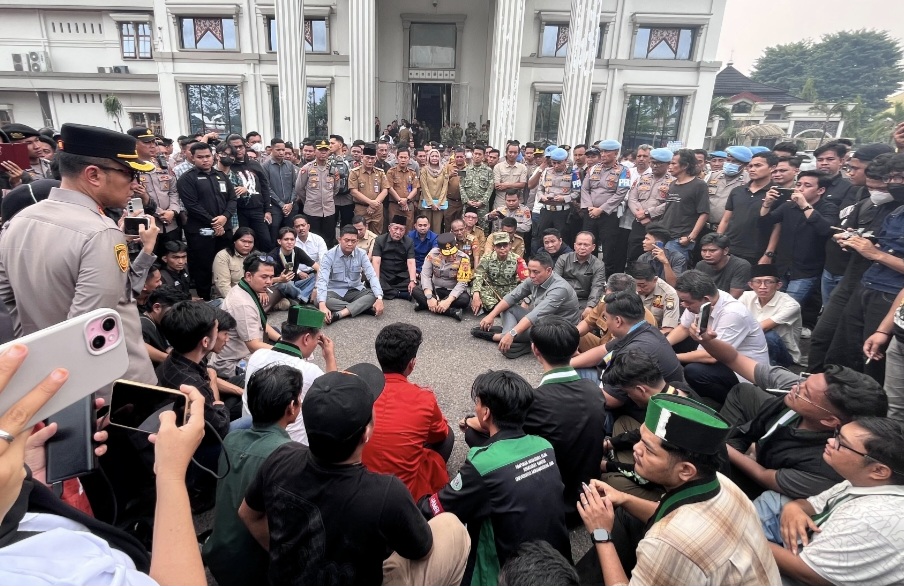 Hafiz Fattah bersama unsur Forkopimda dan pimpinan serta anggota DPRD Provinsi Jambi sambut aksi massa mahasiswa soal karhutla