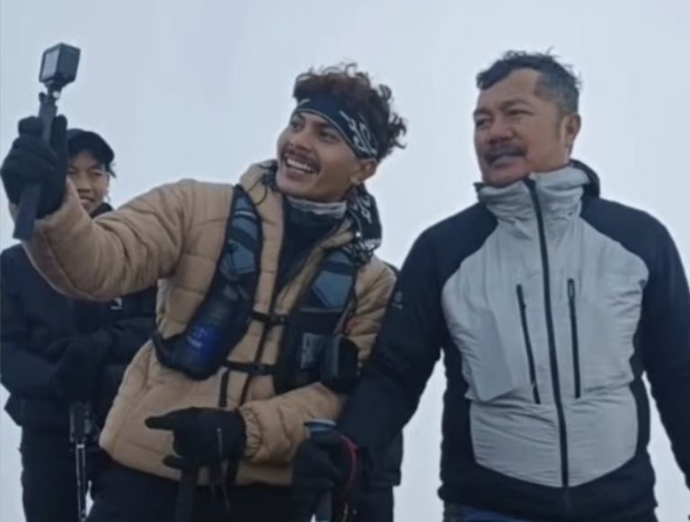 Bupati Kerinci Monadi di puncak Gunung Kerinci Peringati Hari Sumpah Pemuda tahun 2026 (dok/Instagram:fahlil al gozan)